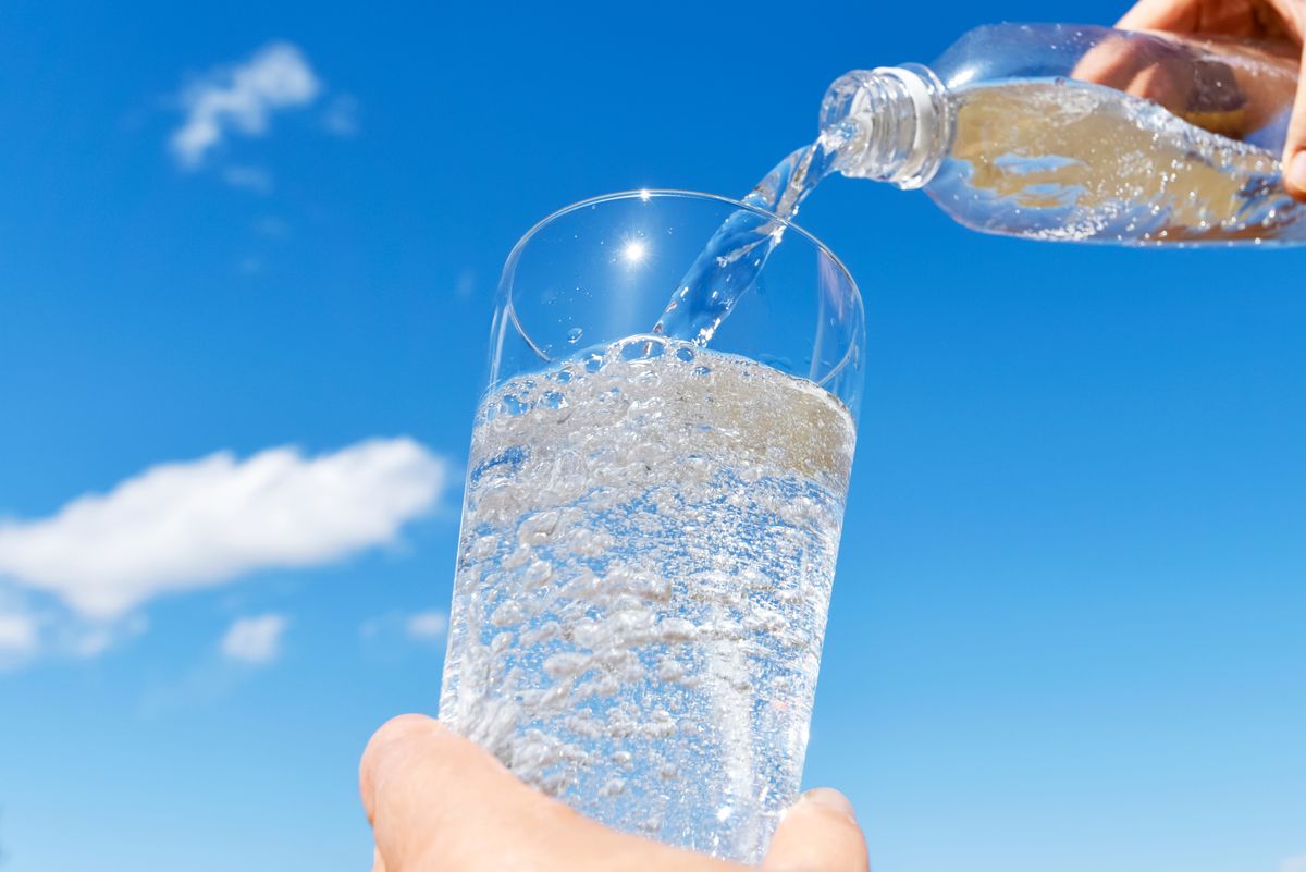 Exploring the Potential Side Effects of Drinking Carbonated Water - What You Need to Know